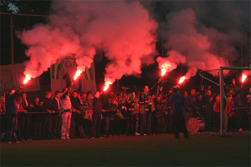 Veel vuurwerk voorafgaande aan de wedstrijd (Foto Helmich Lubberts)